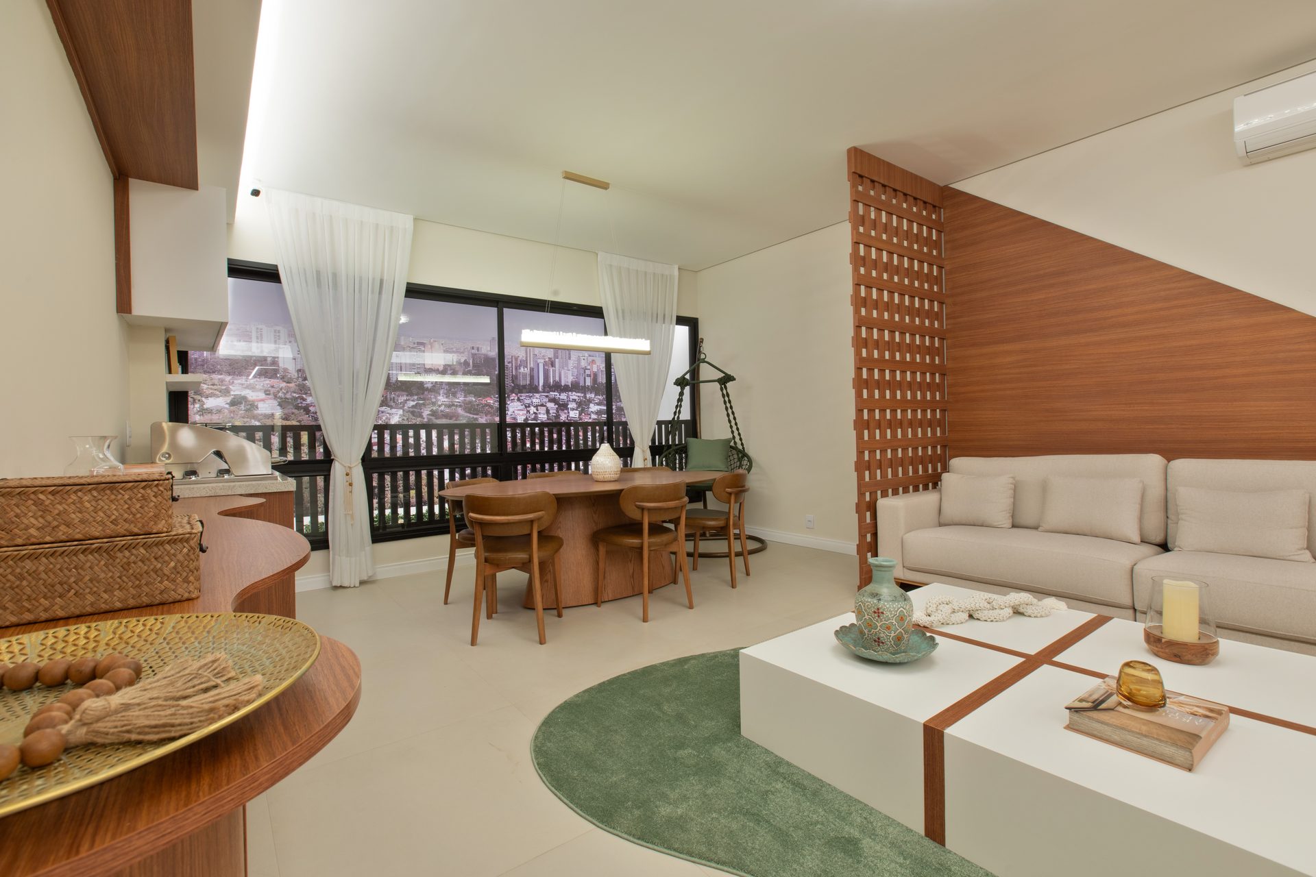 Sala de estar e jantar do decorado Dellagio, com sacada e vista