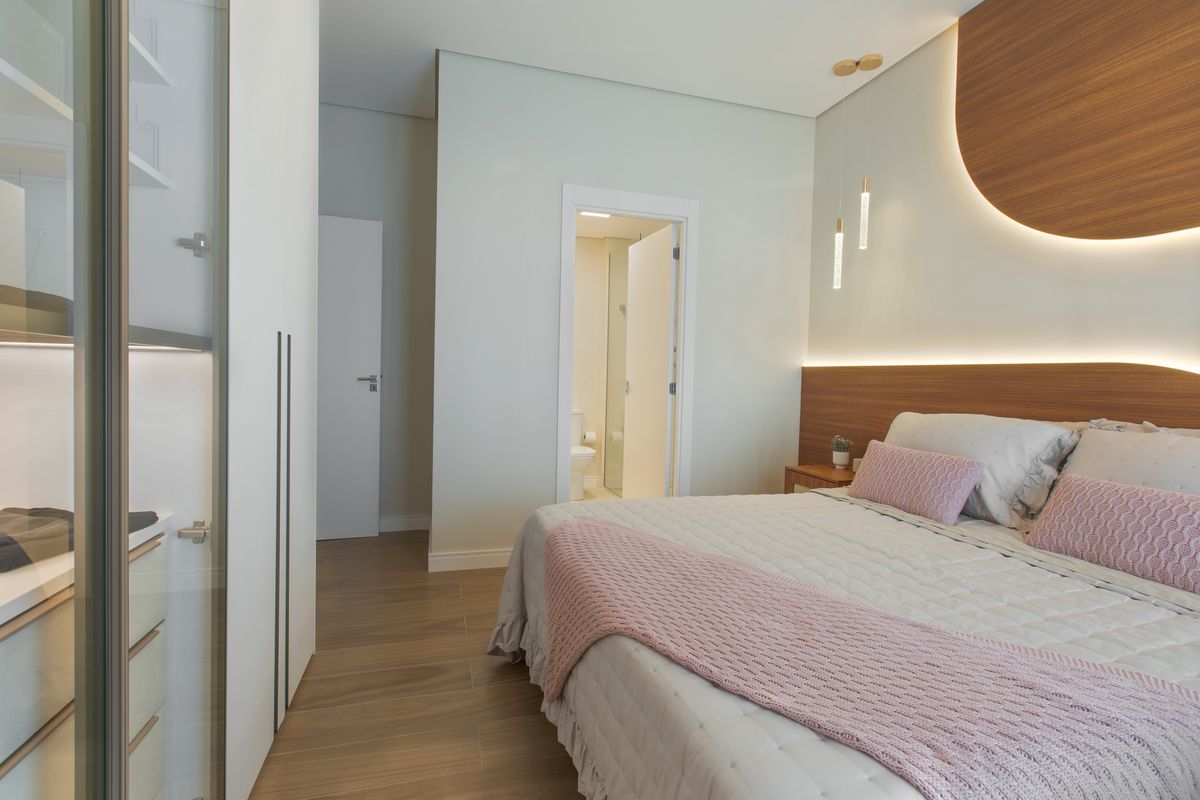 Suíte principal com closet integrado — decorado Dellagio