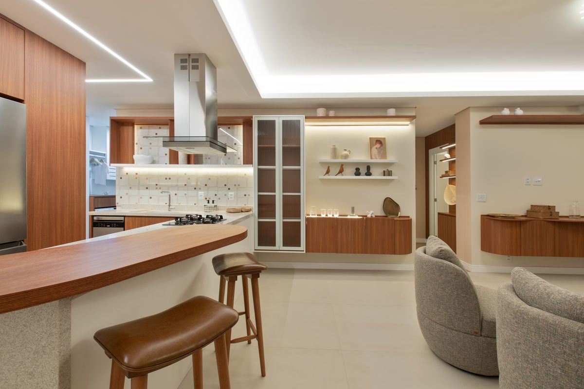 Apartamento de 2 suítes — cozinha integrada à sala, decorado Dellagio
